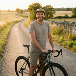 Client Valeora debout à côté de son vélo